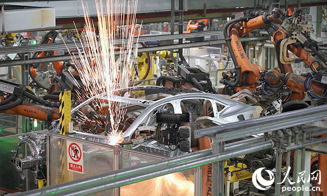 長(zhǎng)安汽車(chē)兩江工廠，機(jī)械臂正在工作。人民網(wǎng)記者 劉祎攝
