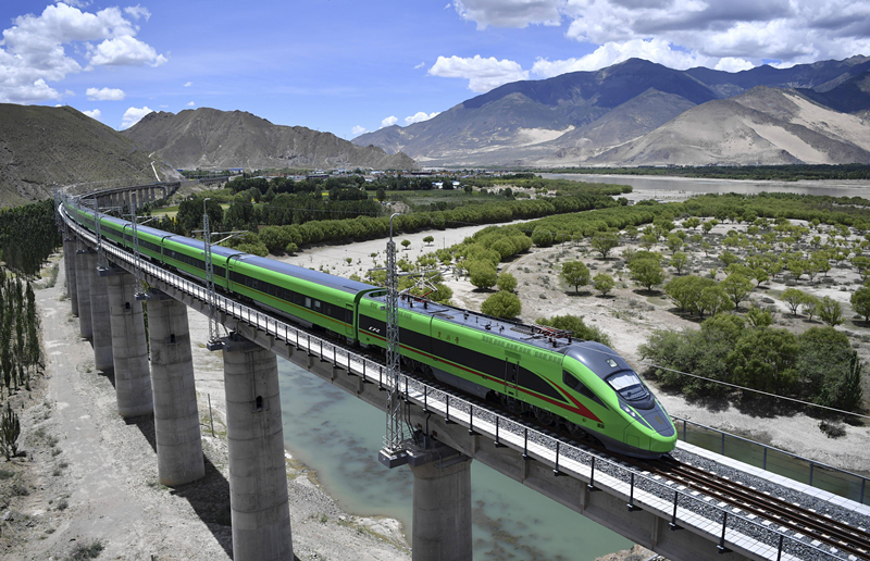 2022年6月22日，復(fù)興號列車行駛在西藏山南境內(nèi)。