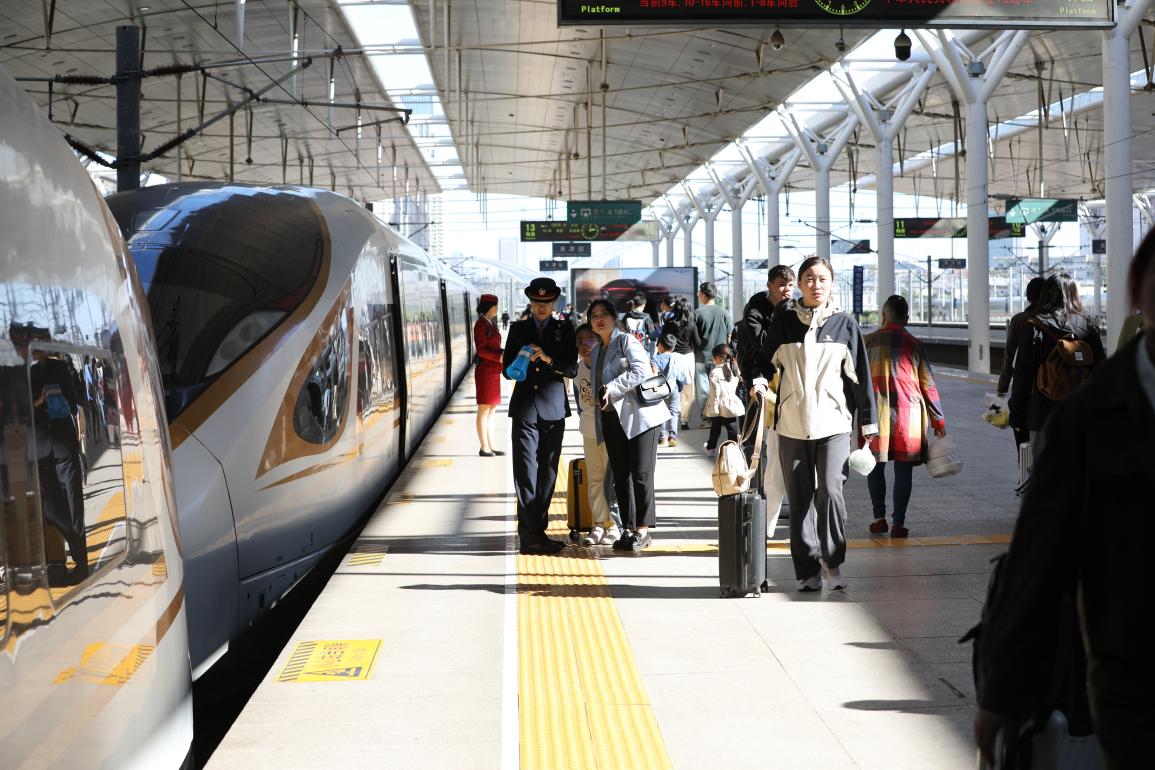 旅客在站臺準(zhǔn)備乘車。受訪方供圖