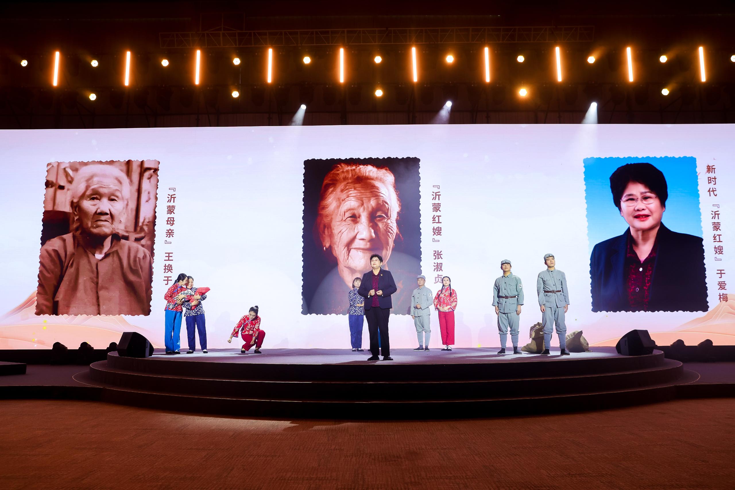 “何以中國·弦歌不輟”網(wǎng)絡(luò)主題活動(dòng)現(xiàn)場，于愛梅講述“沂蒙紅嫂”的故事。人民視頻供圖。