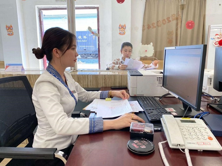春節(jié)期間，中老鐵路員工堅守崗位，保障鐵路運行安全、暢通。李加勇攝