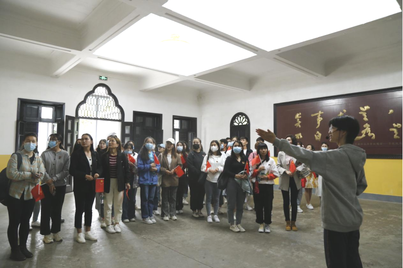 2021年5月20日，在喜迎中國(guó)共產(chǎn)黨建黨100周年之際，我校開展了少數(shù)民族學(xué)生“學(xué)黨史、感恩黨、跟黨走”紅色研學(xué)活動(dòng)。