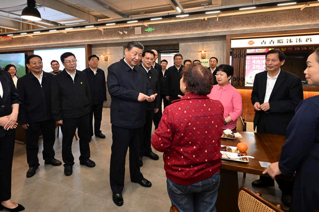 △2024年4月22日，習(xí)近平總書記來到重慶九龍坡區(qū)謝家灣街道民主村社區(qū)考察。