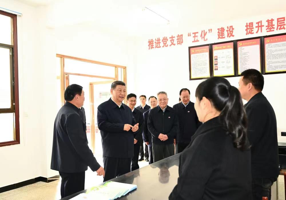 △2024年3月19日，習(xí)近平總書記在湖南常德市鼎城區(qū)謝家鋪鎮(zhèn)港中坪村黨群服務(wù)中心了解當(dāng)?shù)貫榛鶎訙p負、提升基層治理效能等情況。