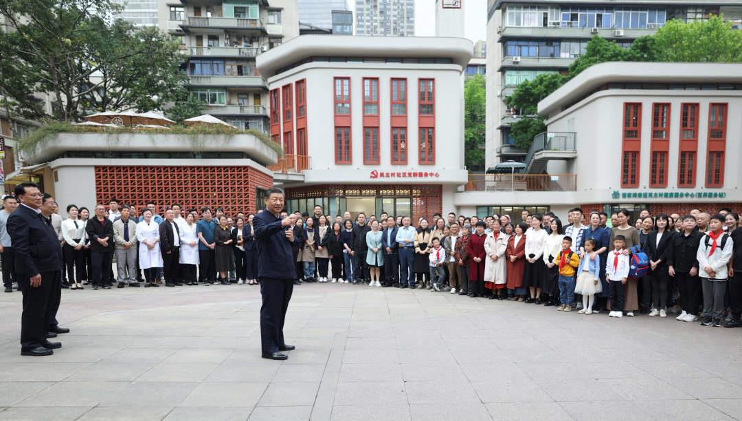 △2024年4月22日，習(xí)近平總書記來到重慶九龍坡區(qū)謝家灣街道民主村社區(qū)考察。