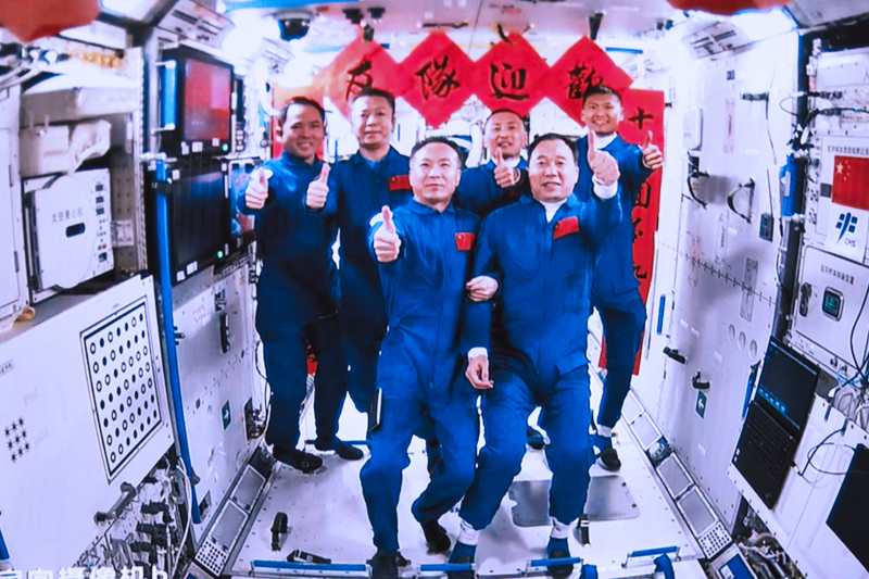 2023年5月30日，在北京航天飛行控制中心拍攝的神舟十五號航天員乘組與神舟十六號航天員乘組拍下“全家?！钡漠嬅妗? oldsrc=