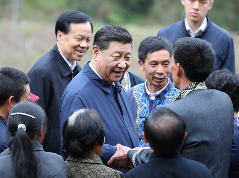 2019年4月15日至17日，中共中央總書(shū)記、國(guó)家主席、中央軍委主席習(xí)近平在重慶考察，并主持召開(kāi)解決“兩不愁三保障”突出問(wèn)題座談會(huì)。這是4月15日下午，習(xí)近平在石柱土家族自治縣中益鄉(xiāng)華溪村同村民親切交流。新華社記者 丁海濤 攝