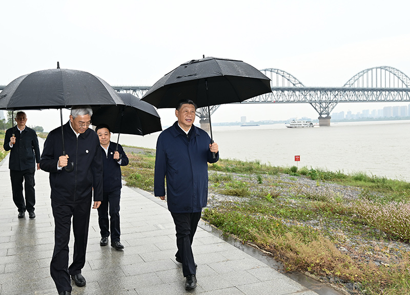 2023年10月10日至13日，中共中央總書(shū)記、國(guó)家主席、中央軍委主席習(xí)近平在江西考察。這是10日下午，習(xí)近平在長(zhǎng)江國(guó)家文化公園九江城區(qū)段考察時(shí)，冒雨沿江堤步行察看沿岸風(fēng)貌。新華社記者 謝環(huán)馳 攝