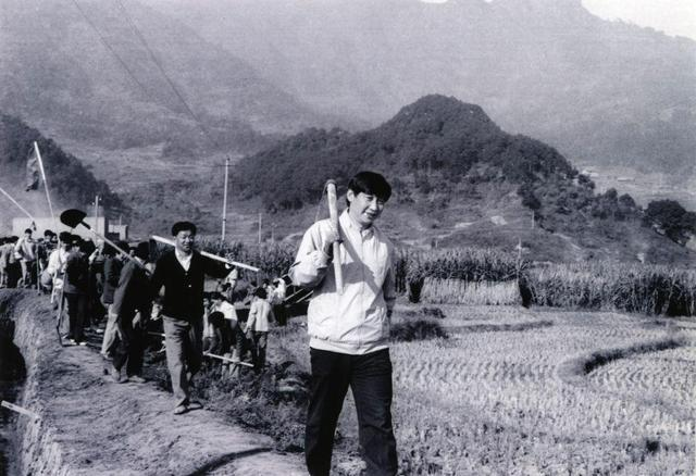 1989年12月2日，時任中共寧德地委書記的習近平帶領(lǐng)地直機關(guān)千余名干部到寧德縣南漈水利工地參加清溝排障修整水渠勞動。新華社發(fā)