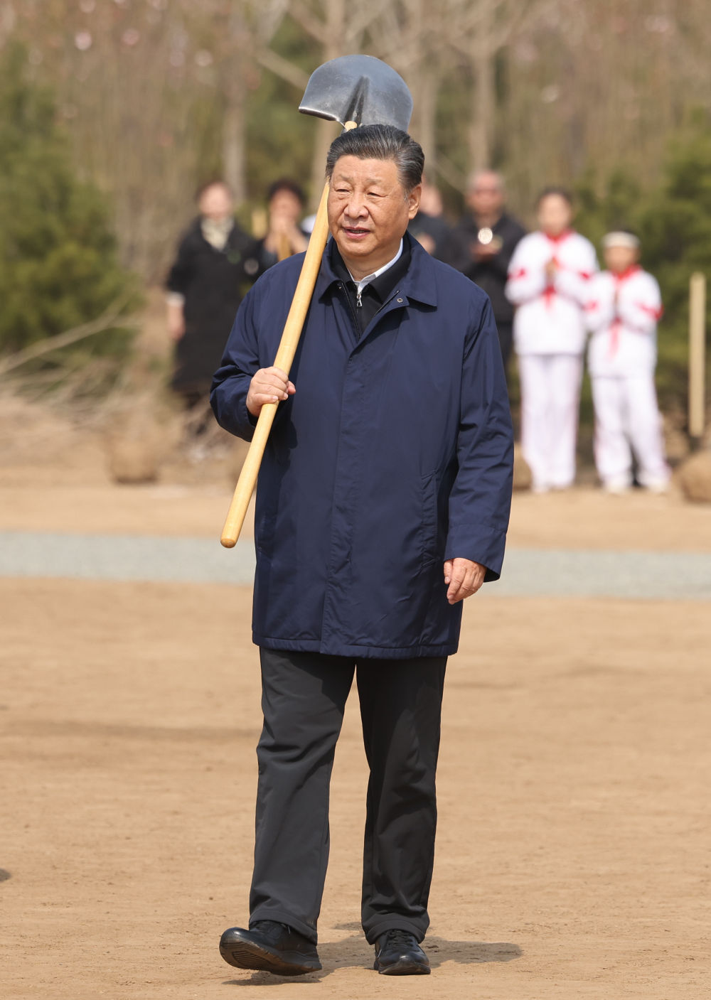 2024年4月3日，黨和國家領(lǐng)導人習近平、李強、趙樂際、王滬寧、蔡奇、丁薛祥、李希、韓正等來到北京市通州區(qū)潞城鎮(zhèn)參加首都義務(wù)植樹活動。這是習近平扛起鐵鍬走向植樹地點。新華社記者 龐興雷 攝