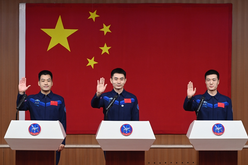 2024年月24日，神舟十八號(hào)載人飛行任務(wù)航天員葉光富（中）、李聰（右）、李廣蘇在酒泉衛(wèi)星發(fā)射中心問(wèn)天閣與媒體記者集體見(jiàn)面。