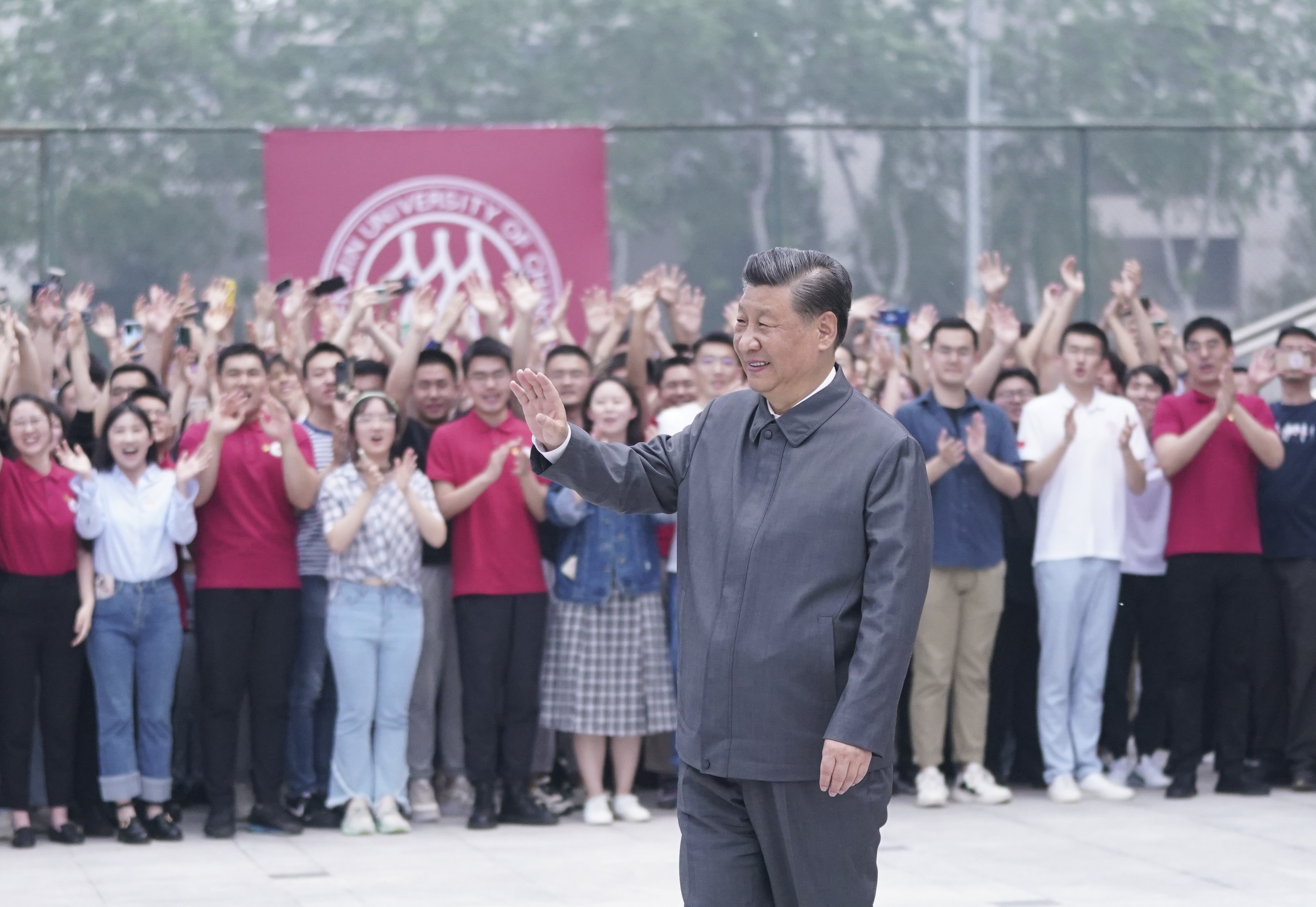 2022年4月25日，習(xí)近平總書記來到中國人民大學(xué)考察調(diào)研。這是習(xí)近平向師生們揮手致意。