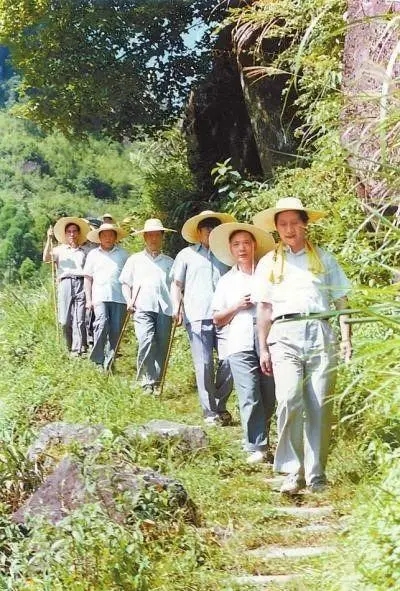 1989年7月，習(xí)近平在壽寧縣山村。