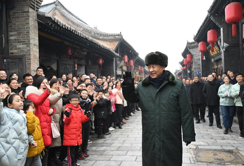 2022年1月27日，習近平總書記在平遙古城向現(xiàn)場群眾揮手致意。