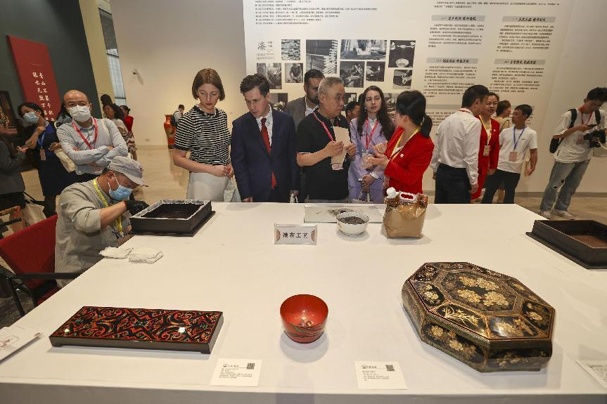 2023年5月28日，北京，推光漆器匠人為駐華使節(jié)展示技藝。