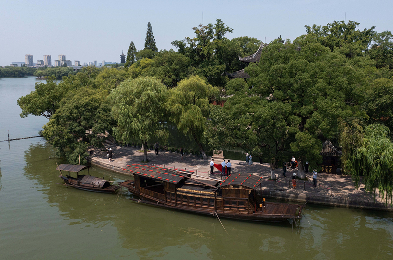 2022年7月27日，南湖紅船?？吭谡憬〖闻d市南湖旅游區(qū)的湖心島旁。