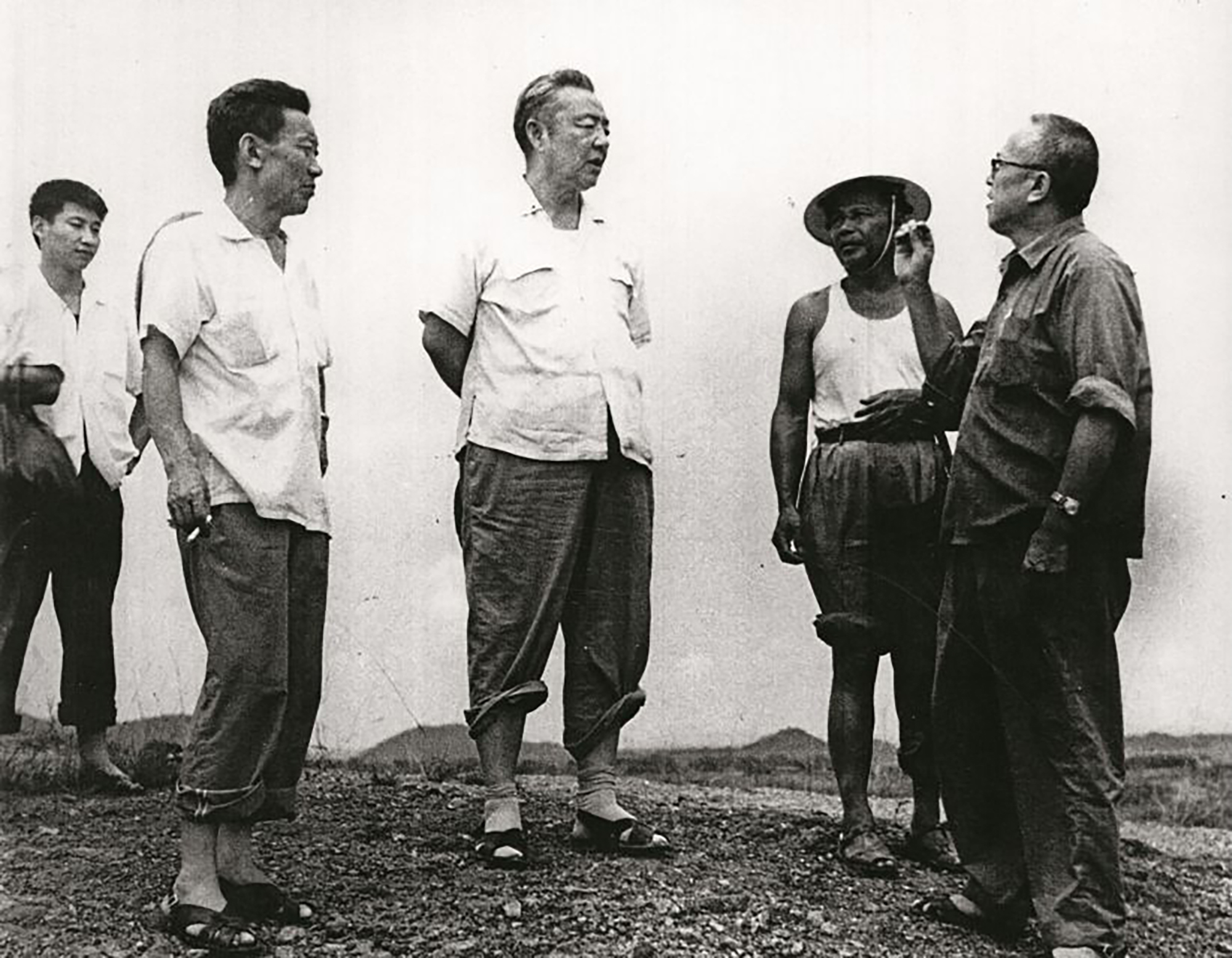 1978年8月5日，習(xí)仲勛（中）在廣東惠陽(yáng)地區(qū)調(diào)研。左二為廣東省委農(nóng)村工作部副部長(zhǎng)杜瑞芝，右一為惠陽(yáng)地委書(shū)記李富林。 左一為當(dāng)時(shí)正在清華大學(xué)暑期的習(xí)近平。