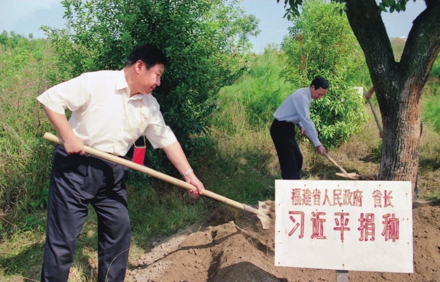 2001年10月，習(xí)近平在龍巖市長汀縣調(diào)研水土流失治理工作，在河田世紀(jì)生態(tài)園為樹培土。圖源：《習(xí)近平在福建（下）》