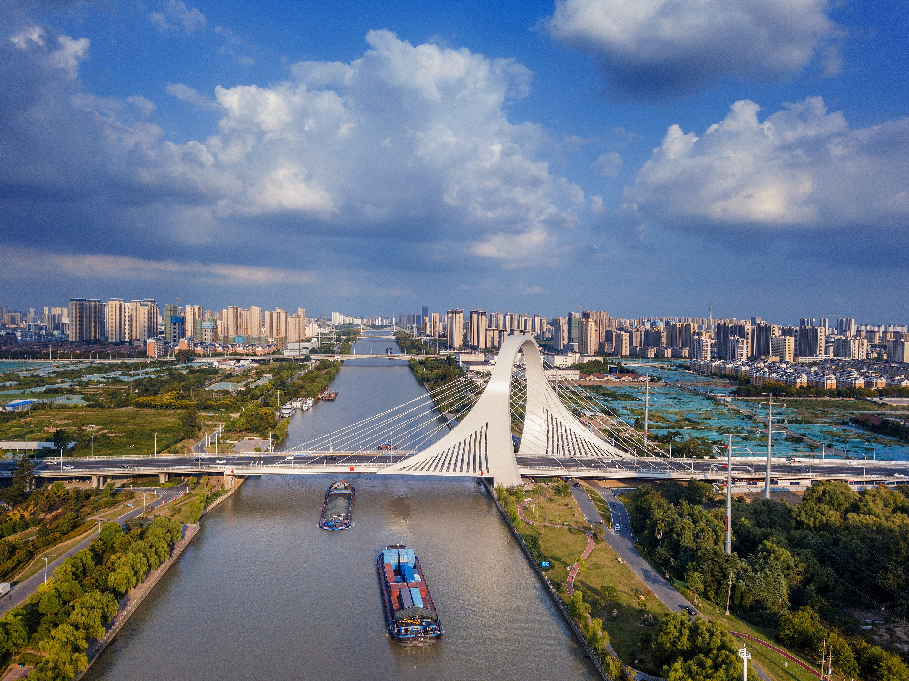 2022年9月12日，幾艘船舶行駛在江蘇淮安運河大橋附近。