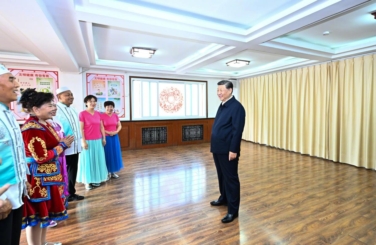 6月19日下午，習(xí)近平總書記在銀川市金鳳區(qū)長(zhǎng)城花園社區(qū)活動(dòng)室考察時(shí)，同社區(qū)居民親切交流。