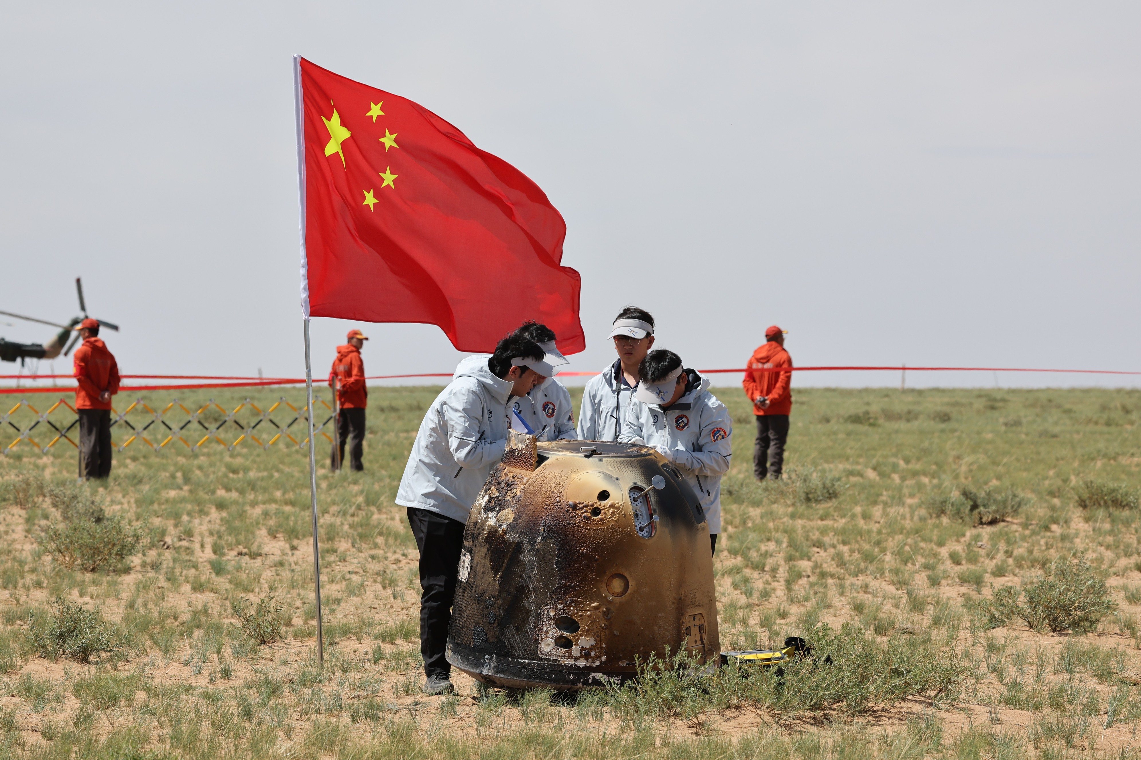 6月25日拍攝的嫦娥六號返回器回收現(xiàn)場。