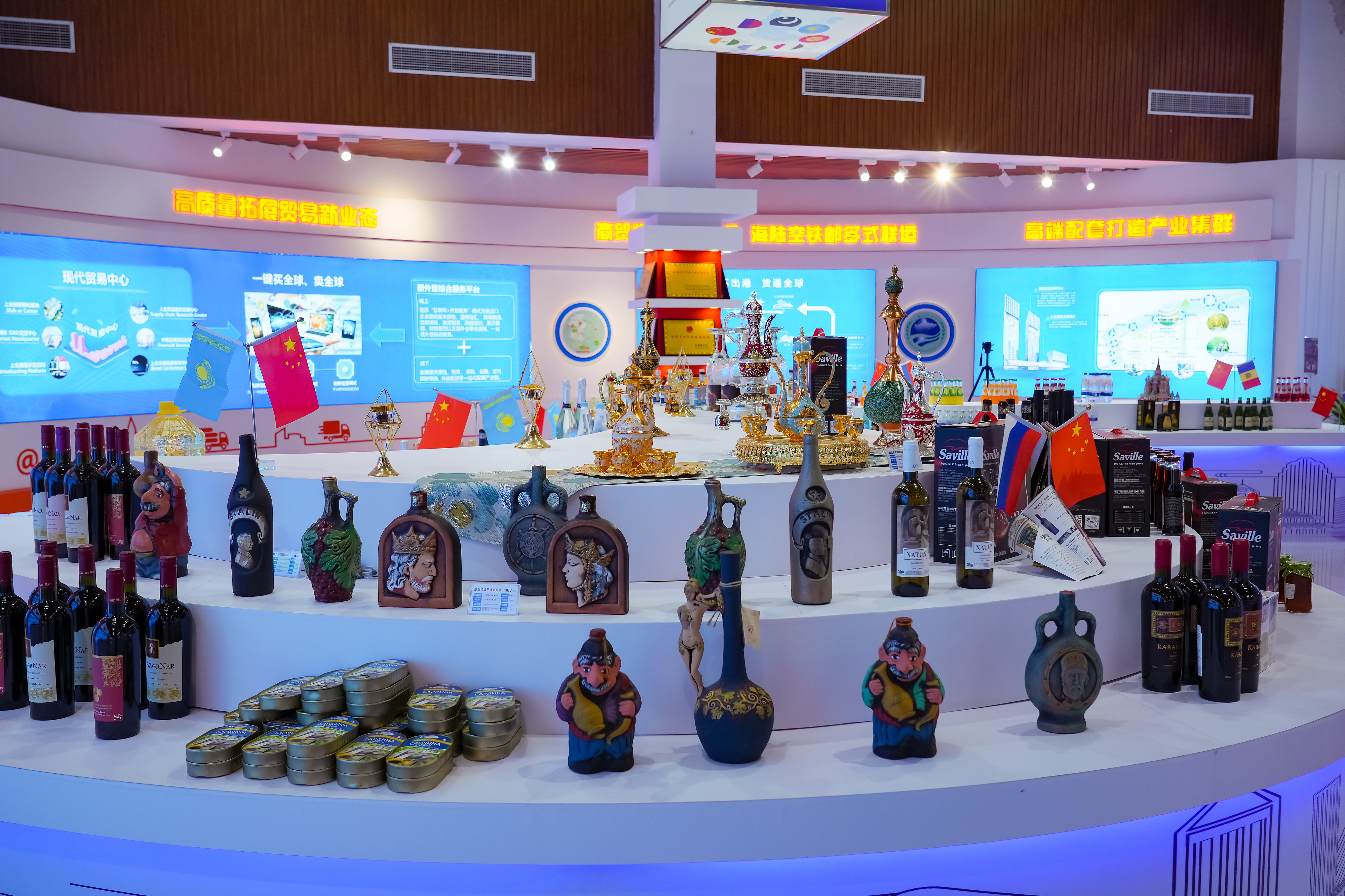 2022年10月19日，青島，上合示范區(qū)展出的上合國(guó)家特色商品。