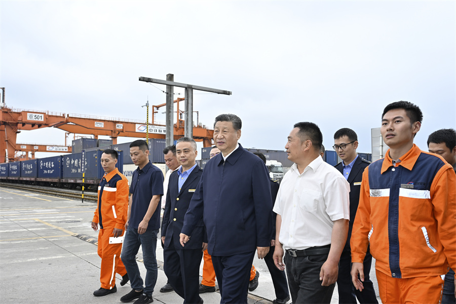 2024年4月22日至24日，中共中央總書記、國家主席、中央軍委主席習(xí)近平在重慶考察。這是22日下午，習(xí)近平在重慶國際物流樞紐園區(qū)重慶鐵路集裝箱中心站，同貨車司機(jī)、列車司機(jī)、裝卸工人、場站管理人員等親切交流。新華社記者 岳月偉 攝