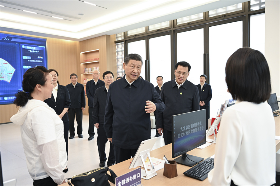 2024年4月22日至24日，中共中央總書記、國家主席、中央軍委主席習(xí)近平在重慶考察。這是22日下午，習(xí)近平在九龍坡區(qū)謝家灣街道民主村社區(qū)考察。新華社記者 謝環(huán)馳 攝