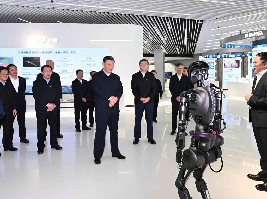 2023年11月28日下午，習(xí)近平在浦東新區(qū)張江科學(xué)城參觀上海科技創(chuàng)新成果展。新華社記者 謝環(huán)馳 攝