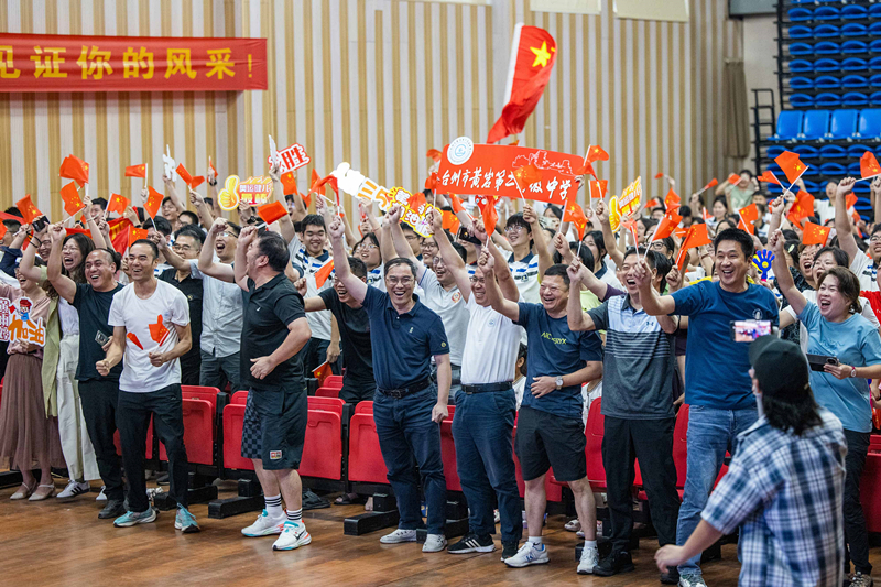 北京時(shí)間7月27日，2024年巴黎奧運(yùn)會(huì)首個(gè)比賽日，在射擊10米氣步槍混合團(tuán)體比賽中，中國(guó)選手黃雨婷/盛李豪獲得金牌。圖為黃雨婷的母校師生們通過(guò)收看奧運(yùn)直播的方式為她加油助威。