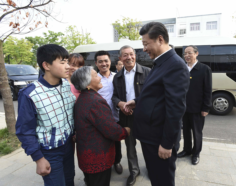 2016年4月25日，習(xí)近平在安徽省滁州市鳳陽(yáng)縣小崗村看望當(dāng)年大包干帶頭人嚴(yán)金昌（右三）一家。