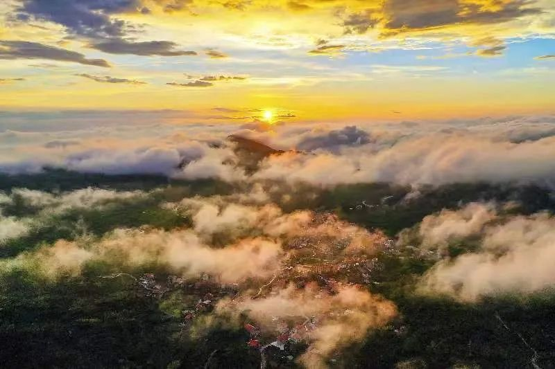 圖為云霧繚繞的軍營村，群山盡翠，紅瓦掩映。廈門市委宣傳部供圖
