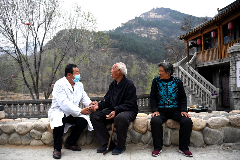 2020年4月15日，在河北阜平縣龍泉關(guān)鎮(zhèn)駱駝灣村，村醫(yī)霍建國為村民把脈。
