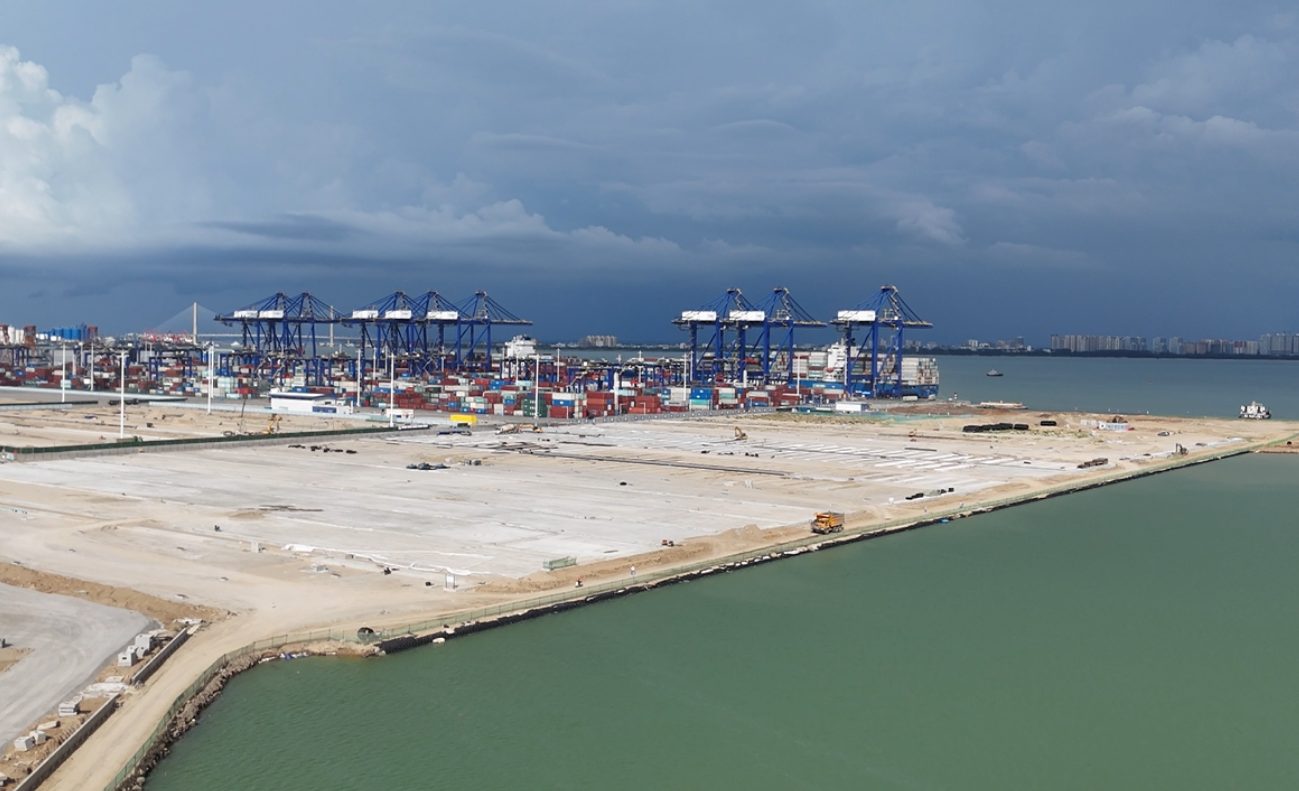 海南洋浦區(qū)域國際集裝箱樞紐港擴建工程項目現(xiàn)場。人民網(wǎng)記者 牛良玉攝