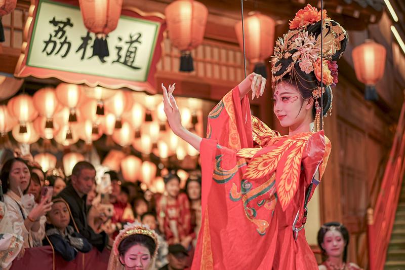 △2024年10月2日，陜西省西安市長(zhǎng)安十二時(shí)辰主題街區(qū)的“唐潮”系列沉浸式表演。