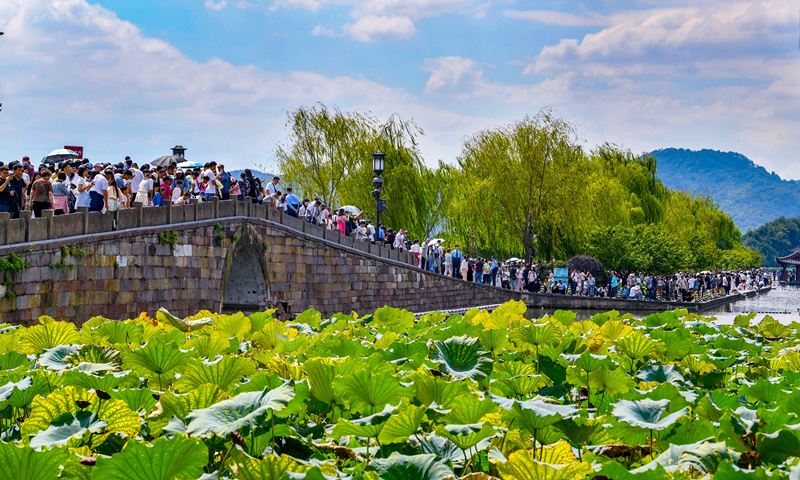 2024年10月4日，杭州西湖景區(qū)迎來國慶假期旅游高峰。