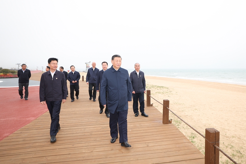 2024年5月22日，習(xí)近平總書記在山東日照陽光海岸綠道考察。