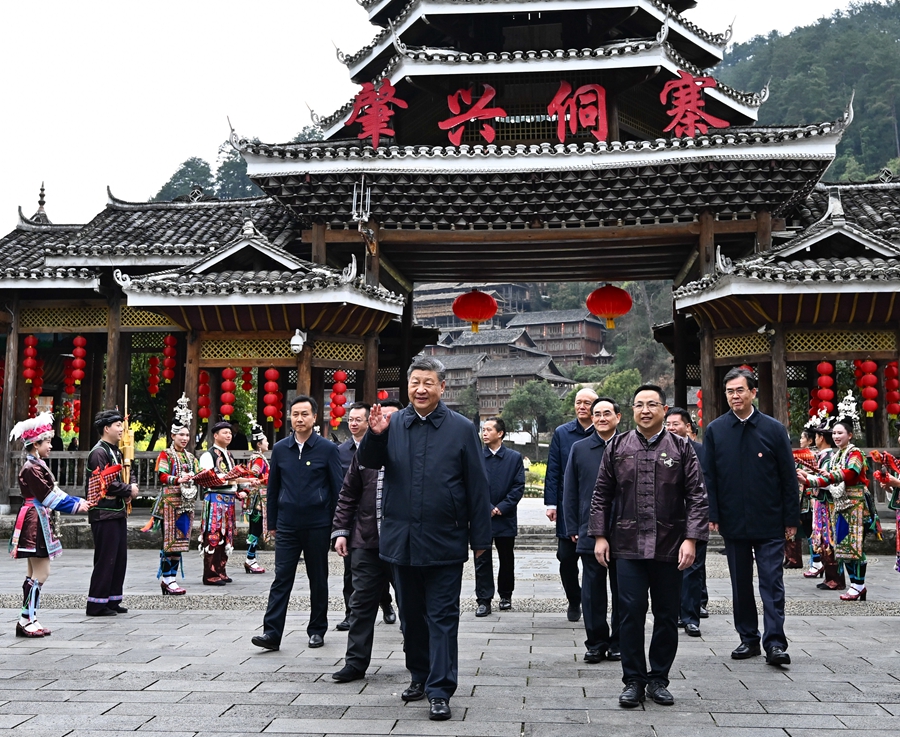 2025年3月17日下午，習近平在黔東南州黎平縣肇興侗寨考察時，在寨門口向身著民族盛裝歡迎的村民揮手致意。新華社記者 燕雁 攝
