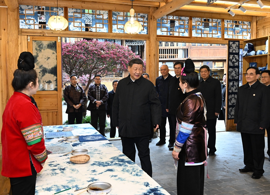 2025年3月17日下午，習近平在黔東南州黎平縣肇興侗寨侗鄉(xiāng)特色產(chǎn)業(yè)基地考察。新華社記者 謝環(huán)馳 攝