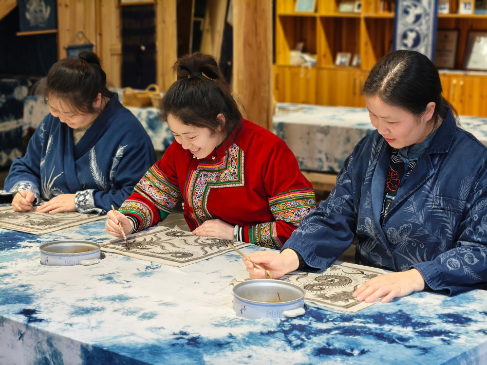 2025年3月14日，村民在肇興侗寨內(nèi)制作蠟染。圖片來源：新華社