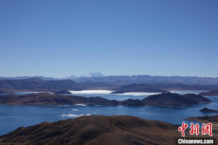 圖為從海拔約5000米的魯日拉觀景臺俯瞰羊湖?！∪轿木?攝
