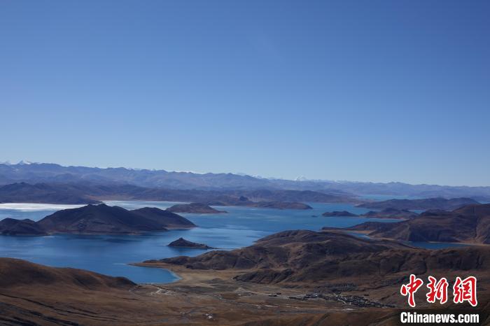 冬日羊卓雍措：湖水湛藍，如詩如畫