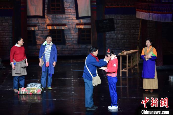 圖為西藏本土話劇《八廓街北院》演出現場。　貢嘎來松 攝