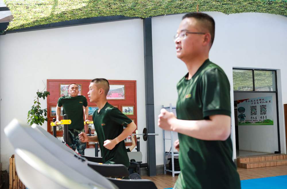 官兵正在新配發(fā)的跑步機上運動。