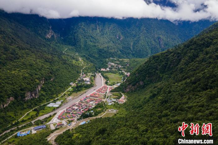 西藏山南勒布溝風(fēng)光。　江飛波 攝