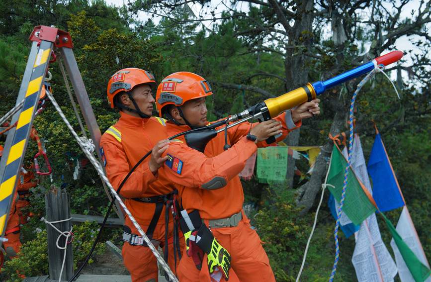 發(fā)射拋投器 。西繞拉翁攝