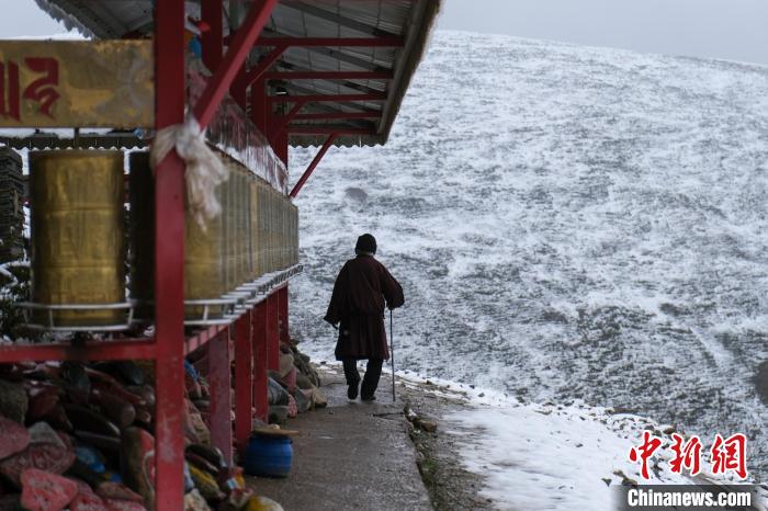孜珠寺與雪山風光?！〗w波 攝