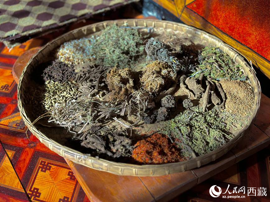 制作藏香的草本原料。人民網(wǎng)記者 次仁羅布攝