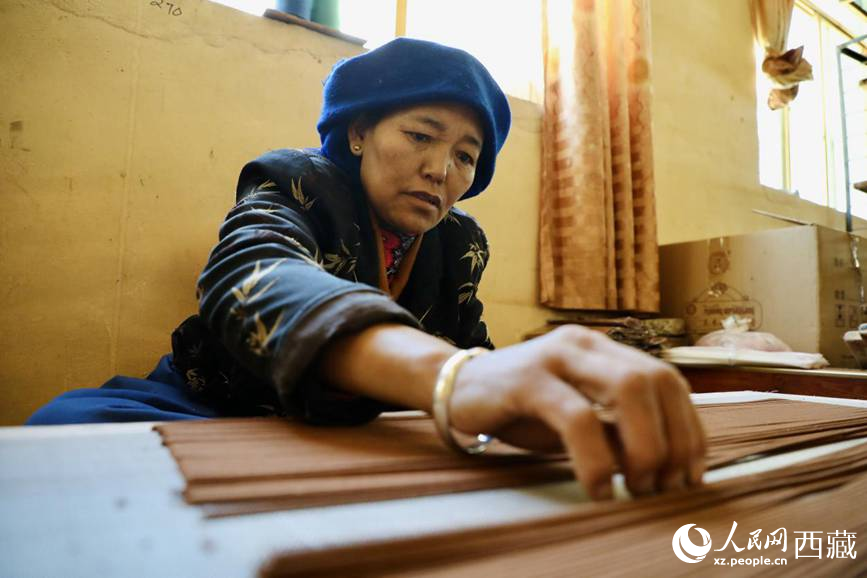 藏香廠的工人們堅持手工制作藏香。人民網(wǎng)記者 次仁羅布攝
