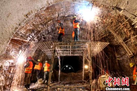 圖為施工人員正在進(jìn)行隧道支護(hù)焊接作業(yè)。　陳暢 攝